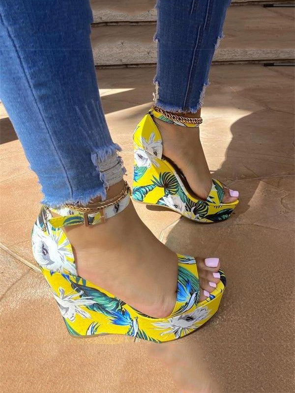 Sandalias de plataforma con estampado tropical