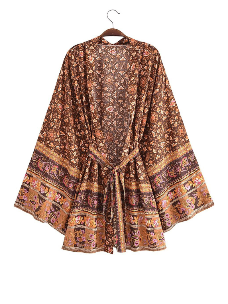 Kurze Kimonojacke. Kurzer Kimonomantel. Kimono mit Bohemian-Print