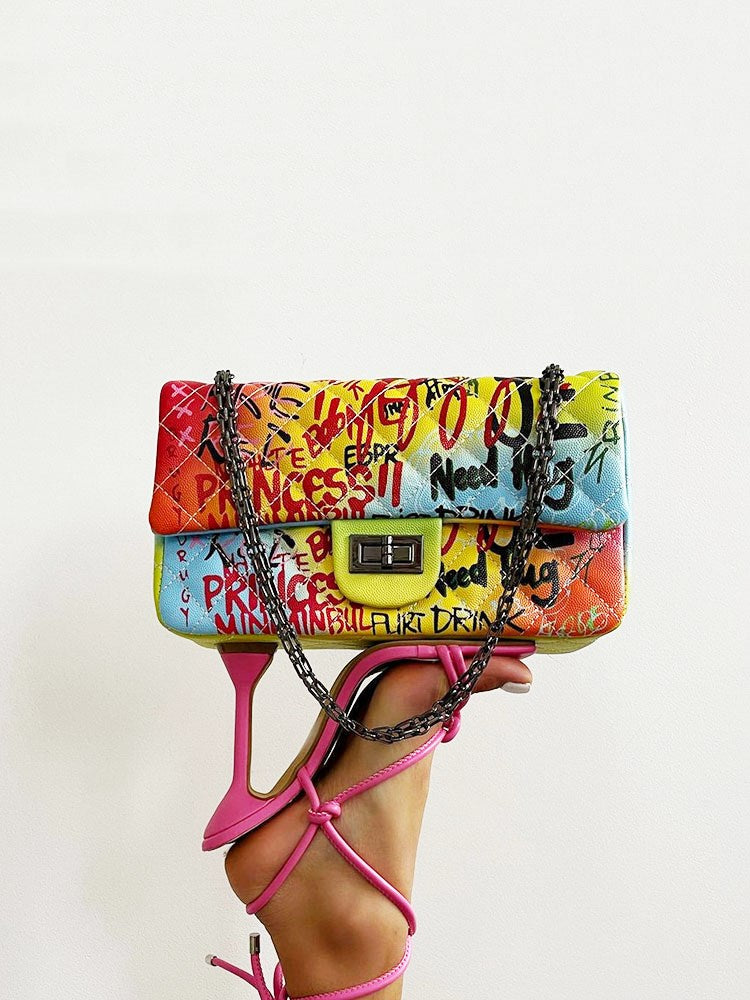 Bolso bandolera con grafiti