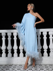 Vestido largo azul Ceridwen con un solo hombro y ribete de plumas 