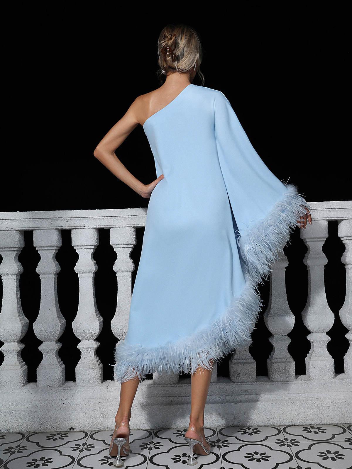 Vestido largo azul Ceridwen con un solo hombro y ribete de plumas 