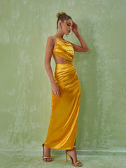 Chara – Maxikleid mit One-Shoulder-Träger und Cut-Outs in Gold 