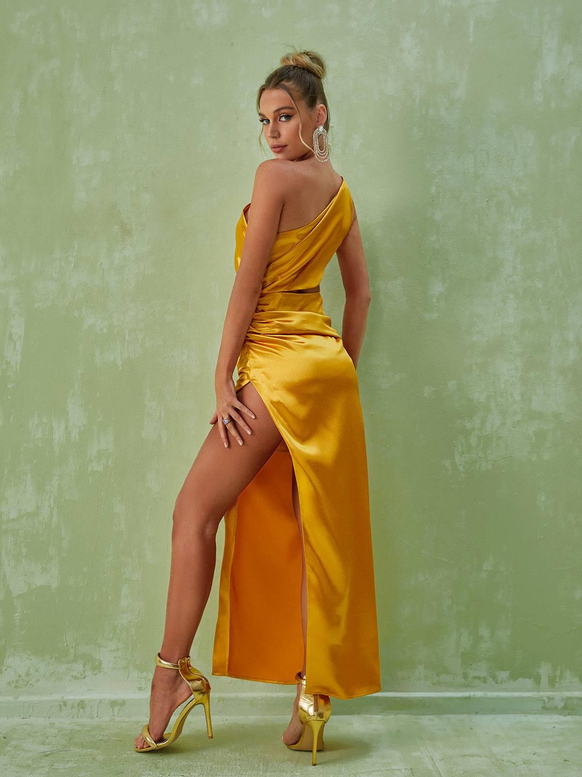 Chara – Maxikleid mit One-Shoulder-Träger und Cut-Outs in Gold 