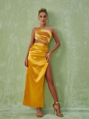 Chara – Maxikleid mit One-Shoulder-Träger und Cut-Outs in Gold 