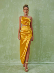 Chara – Maxikleid mit One-Shoulder-Träger und Cut-Outs in Gold 