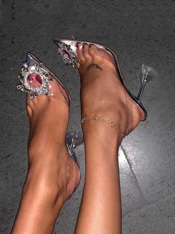 Tacones transparentes con punta puntiaguda y diamantes de imitación