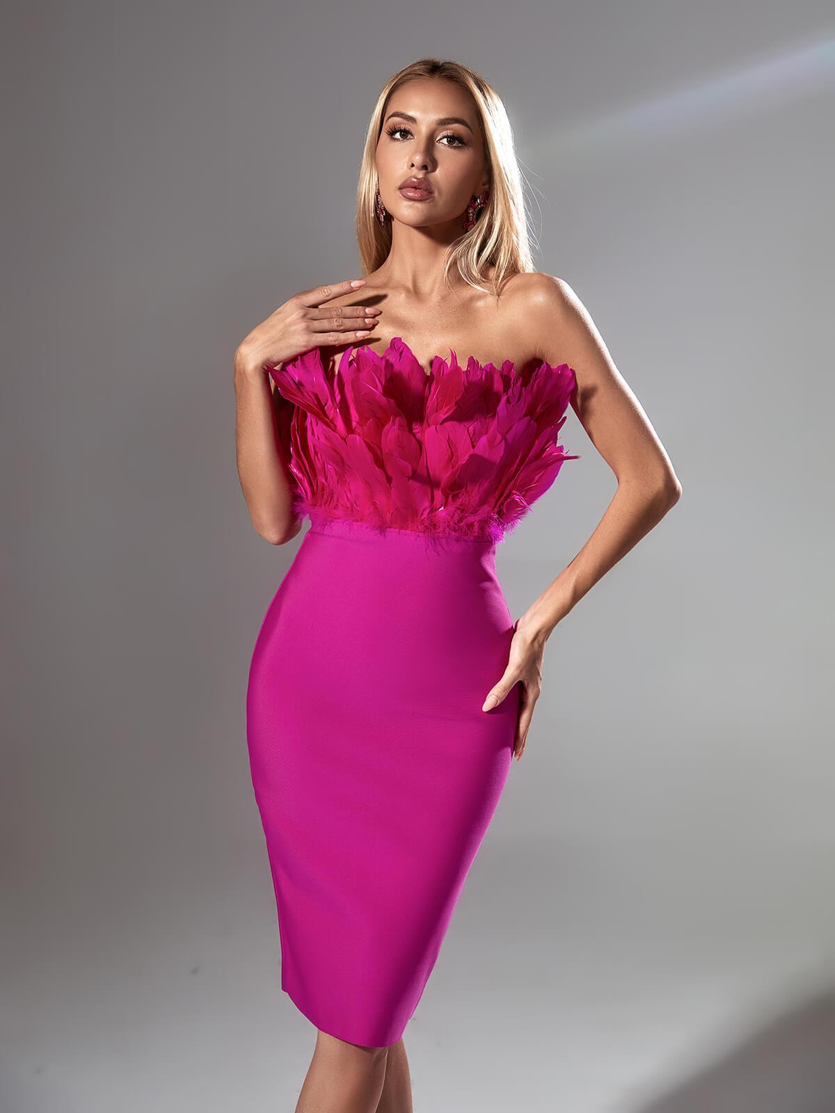 Vestido Darby sin tirantes, con plumas y vendaje en rosa intenso 