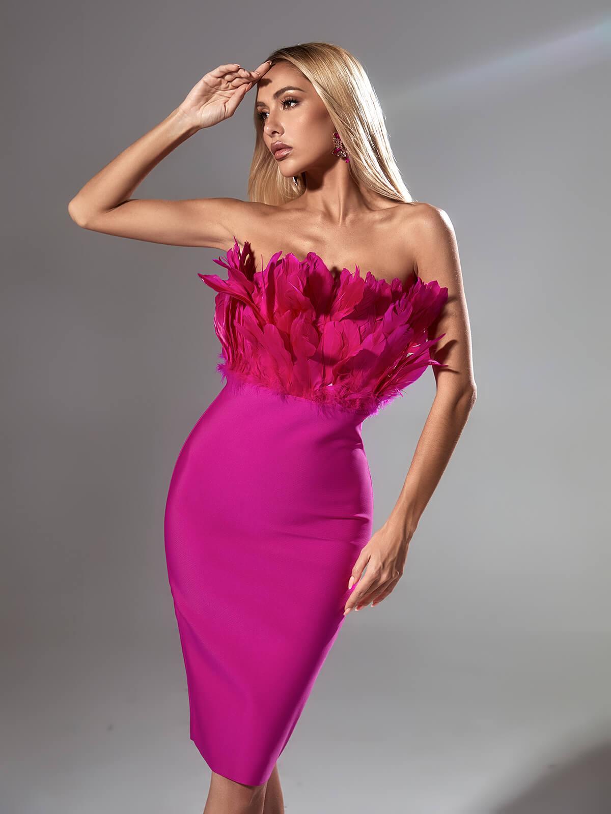 Vestido Darby sin tirantes, con plumas y vendaje en rosa intenso 