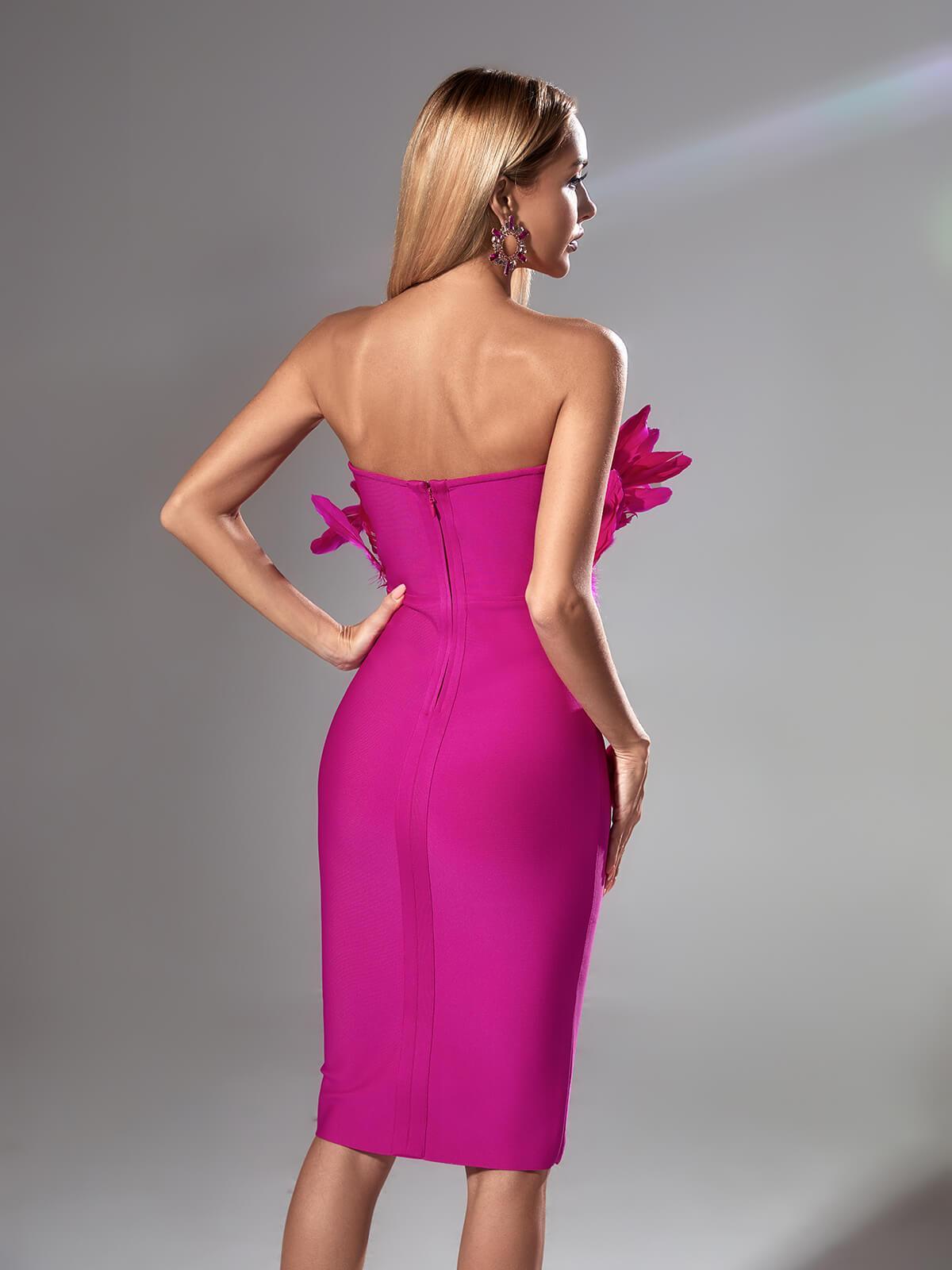 Vestido Darby sin tirantes, con plumas y vendaje en rosa intenso 