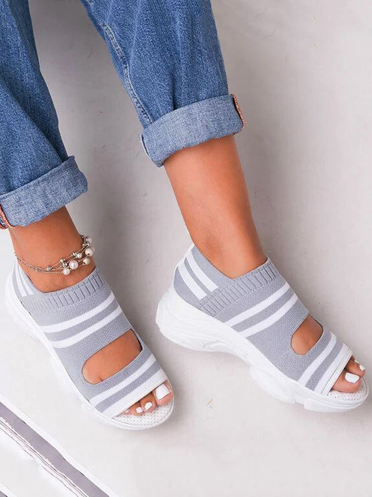 Gestreifte Sandalen mit Cut-outs