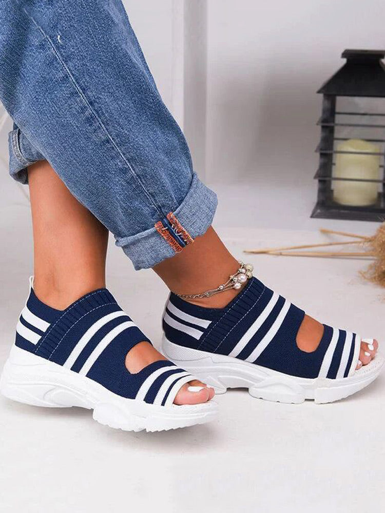 Gestreifte Sandalen mit Cut-outs