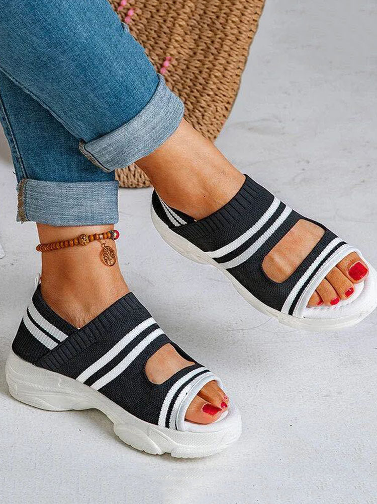 Gestreifte Sandalen mit Cut-outs