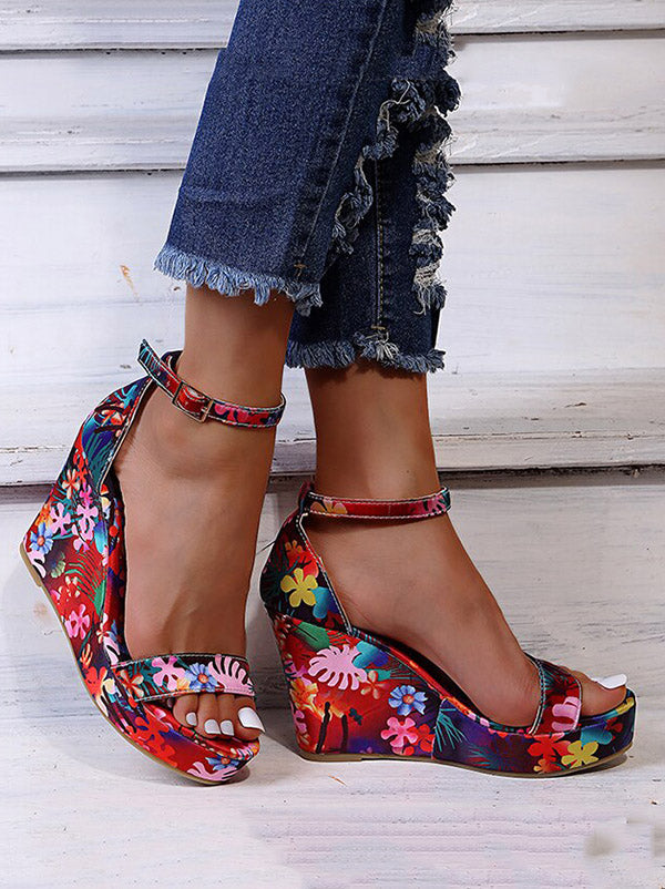 Sandalias de plataforma con estampado tropical