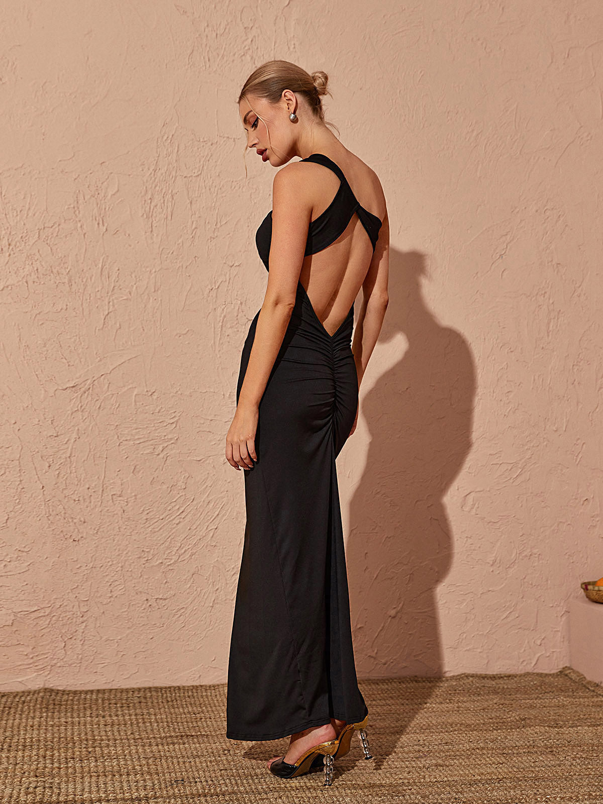 Emi – Rückenfreies Maxikleid mit One-Shoulder-Träger in Schwarz 