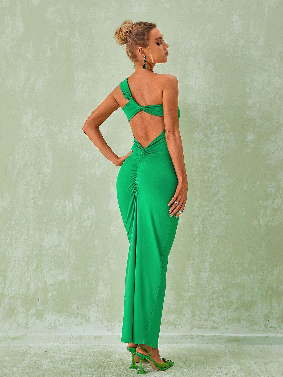 Vestido largo Emi con un hombro descubierto y espalda descubierta en verde 