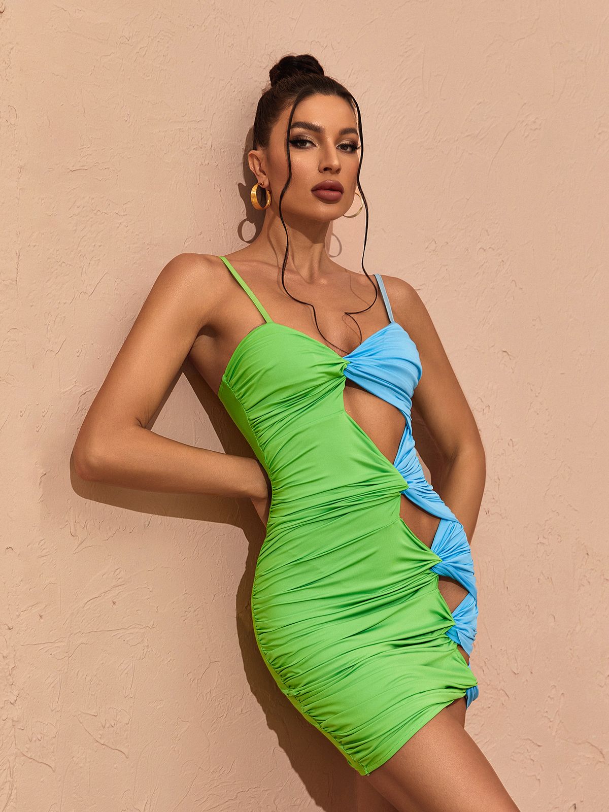 Vestido corto Gemma con escote espagueti en verde 