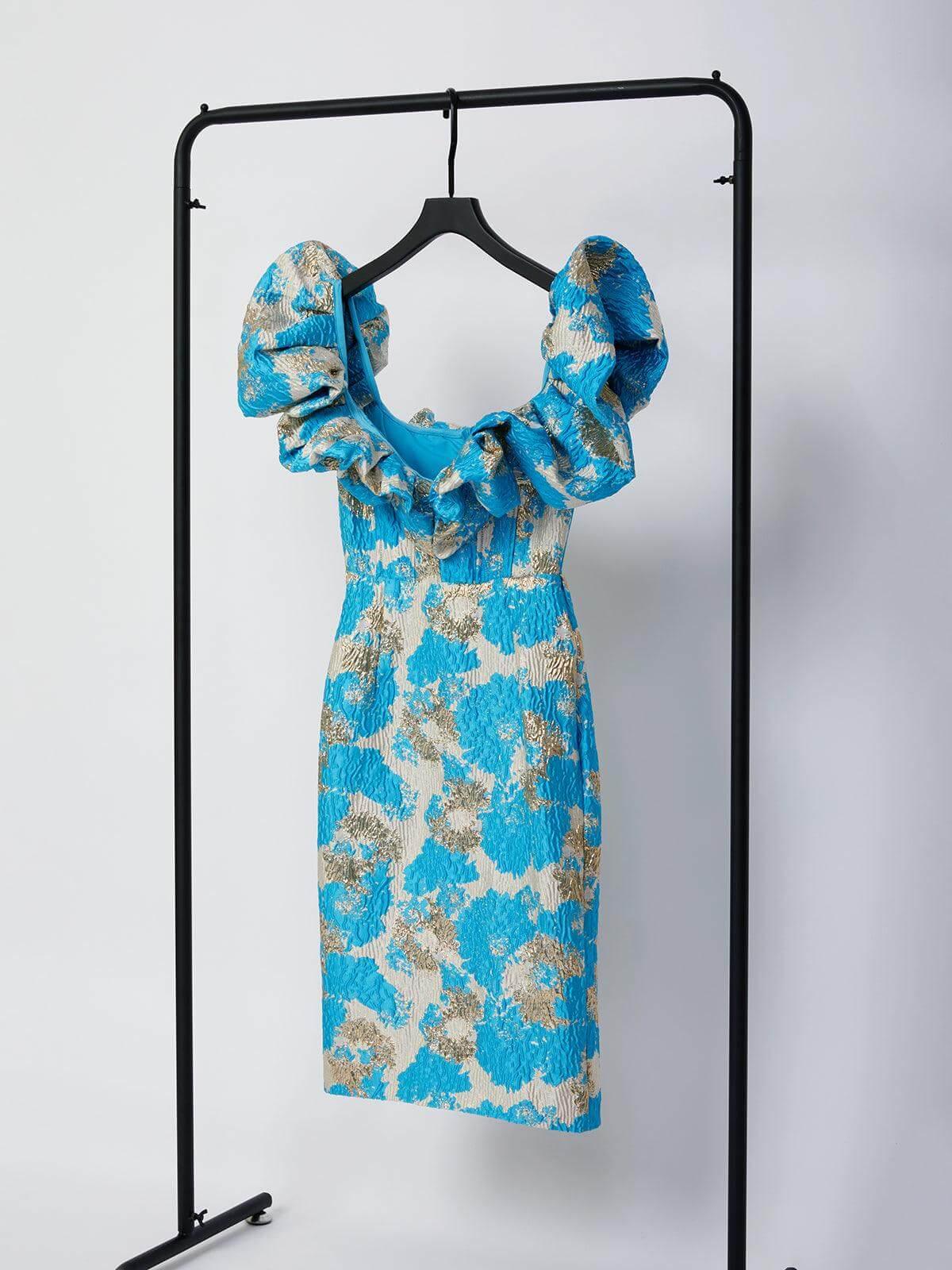 Vestido midi azul con hombros descubiertos y estampado de jacquard de Giselle 