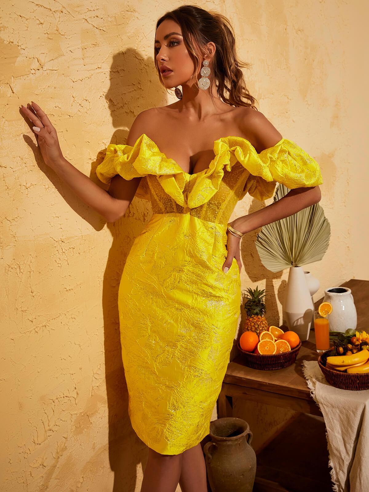 Vestido midi amarillo con hombros descubiertos y estampado de jacquard de Giselle 