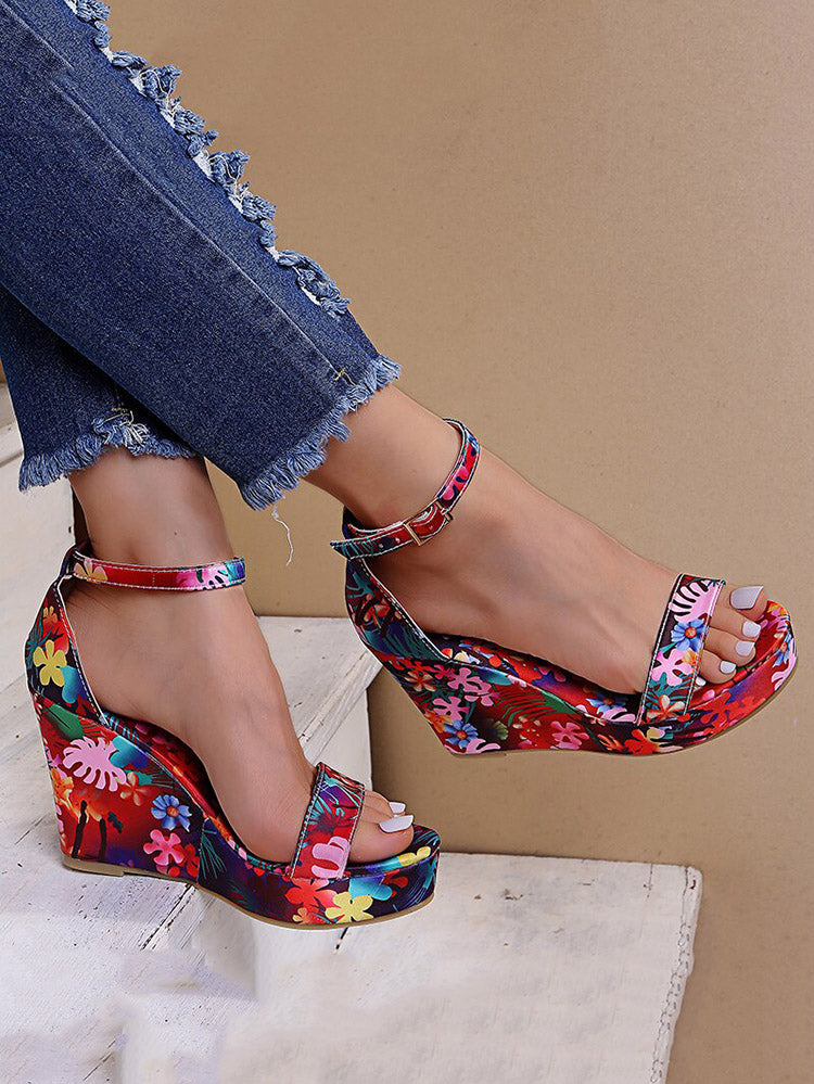 Sandalias de plataforma con estampado tropical