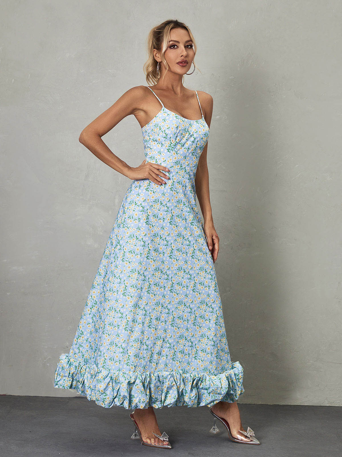 Vestido largo azul con estampado floral de espagueti de Ilsa 