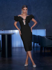 Vestido Bandage con plumas y hombros descubiertos en negro 