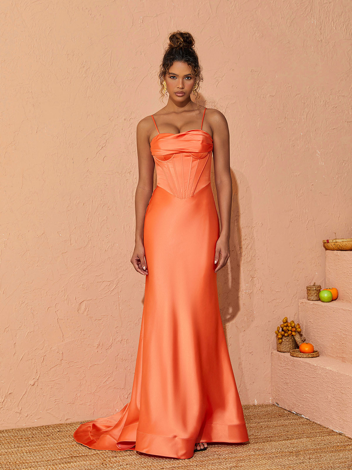 Meris Spaghetti-Satin-Maxikleid in Orange 