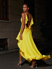 Vestido largo amarillo con espalda descubierta y pétalos 