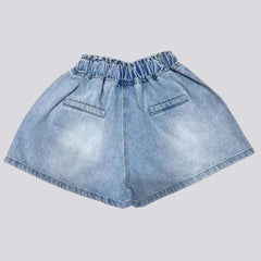 Breite, mit Blumen verzierte Jeansshorts