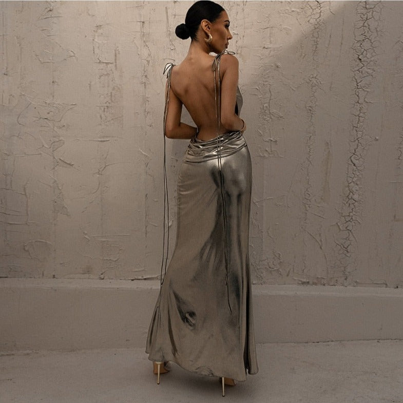 Glossy Soul – Rückenfreies Maxikleid in Metallic