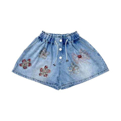 Breite, mit Blumen verzierte Jeansshorts