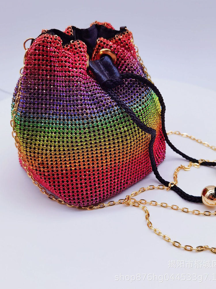 Beuteltasche mit Strass-Kette