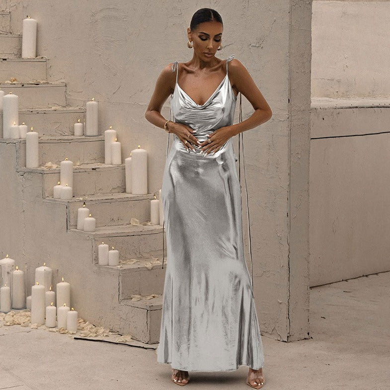 Glossy Soul – Rückenfreies Maxikleid in Metallic