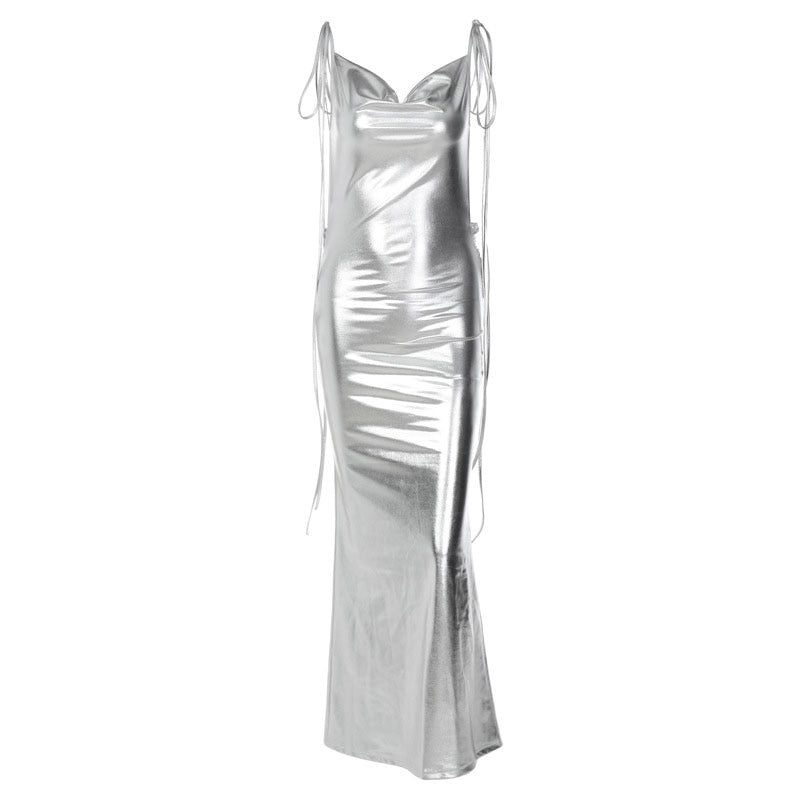 Glossy Soul – Rückenfreies Maxikleid in Metallic