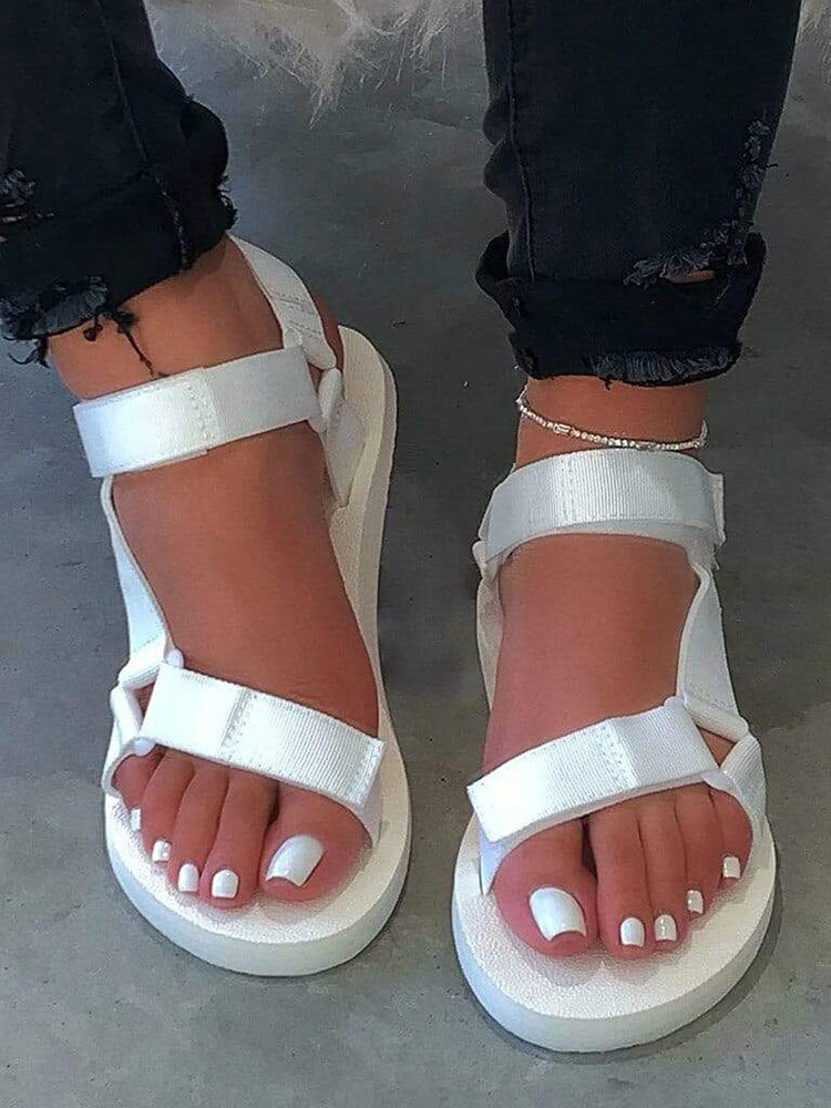 Sandalias planas con correa de velcro