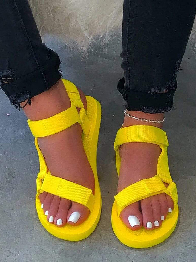 Sandalias planas con correa de velcro