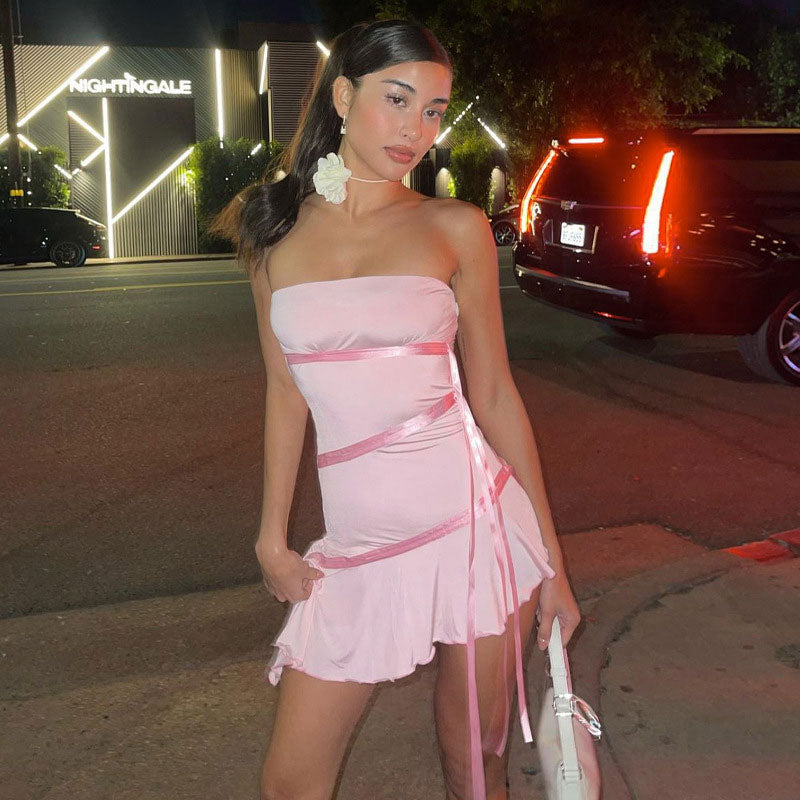 Trägerloses Minikleid mit einfarbigem Bandbesatz und Rüschensaum - Rosa