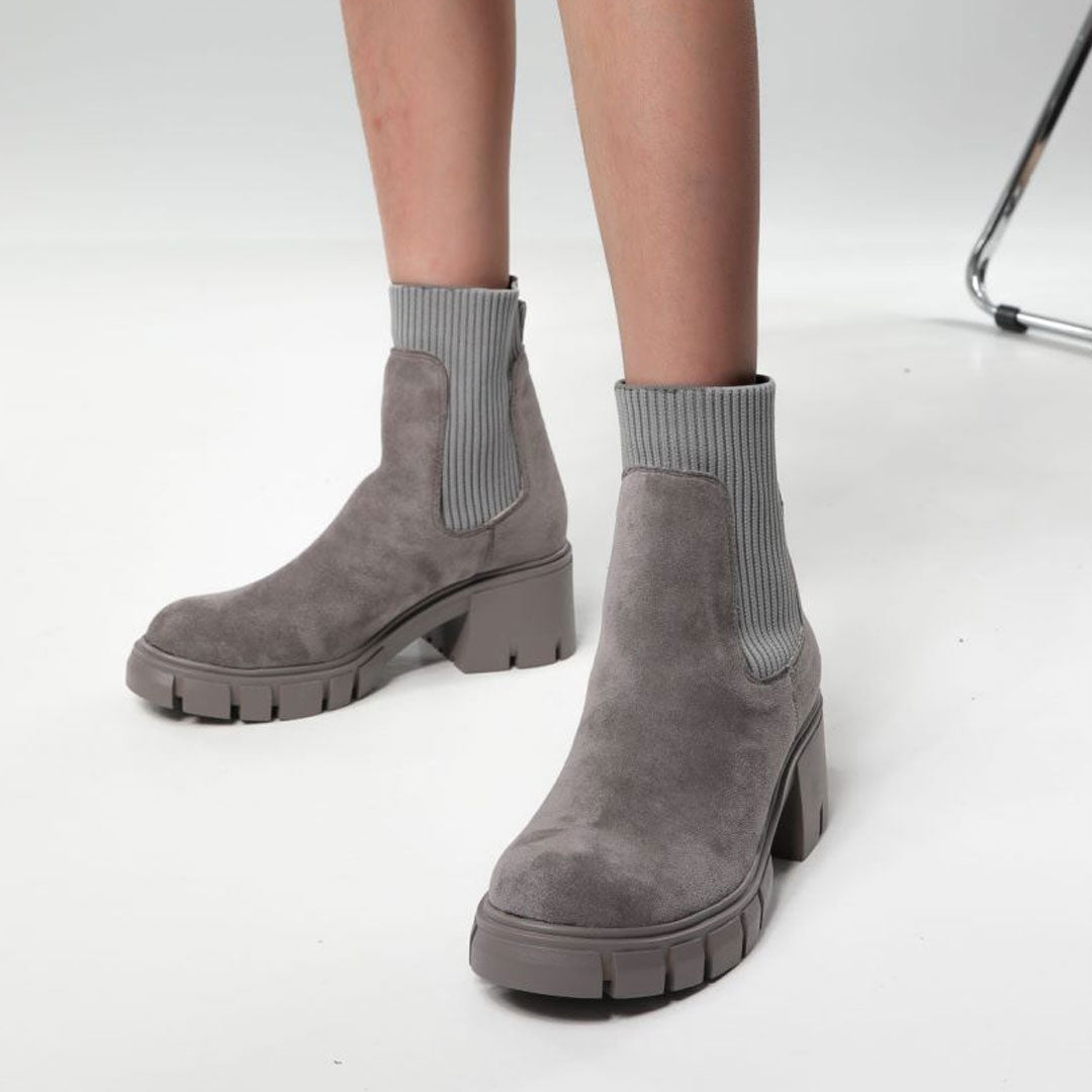 Botines de ante con suela dentada y punta redonda - Gris