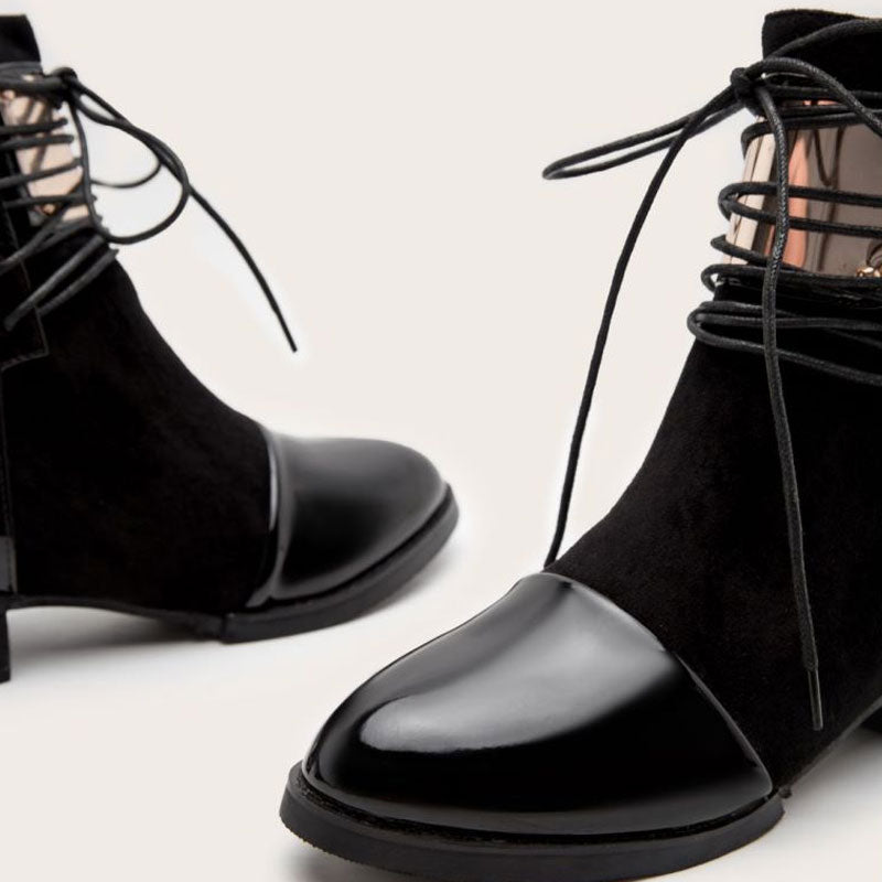 Ankle Boots mit Metallbesatz und Schnürung - Schwarz