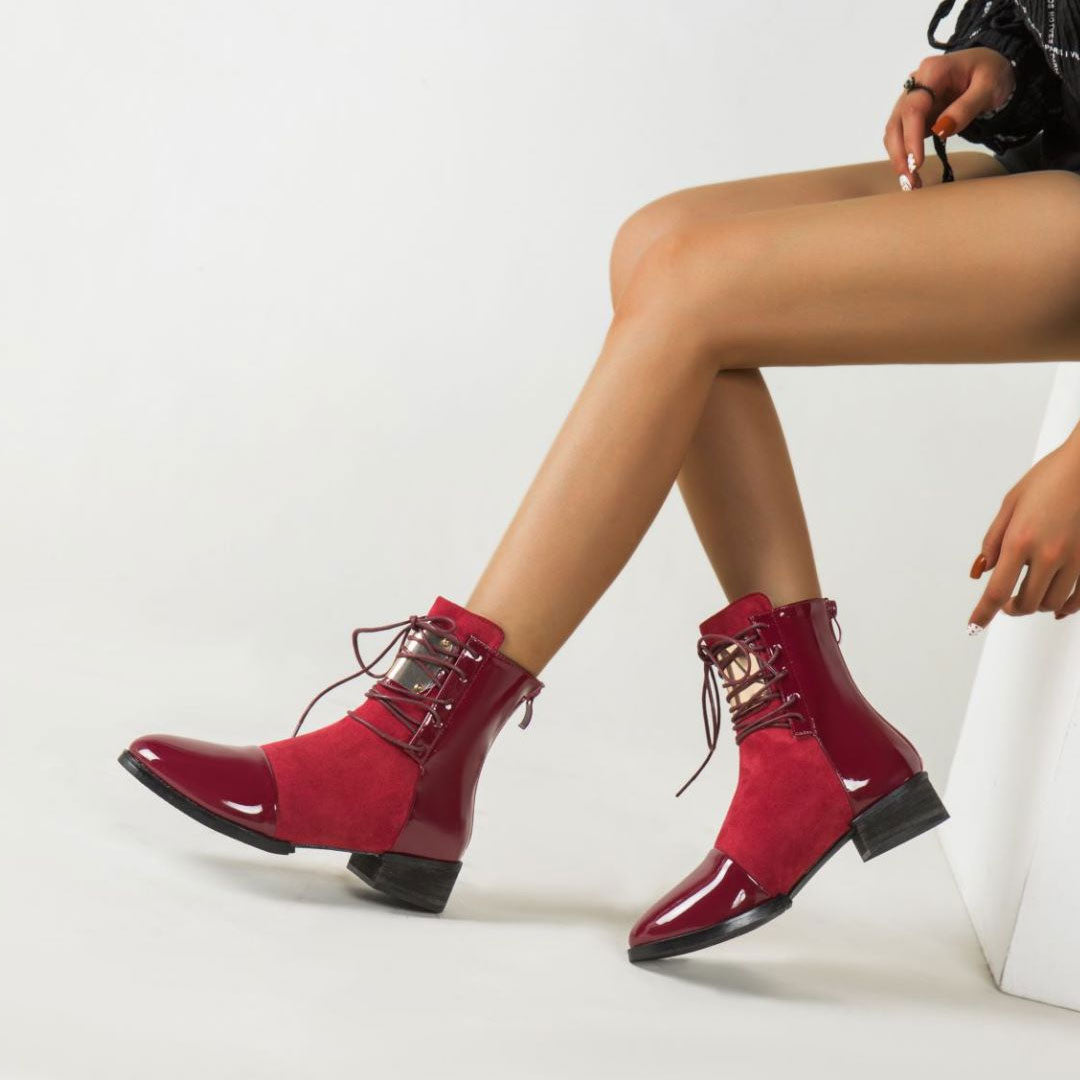 Ankle Boots mit Metallbesatz und Schnürung - Rot