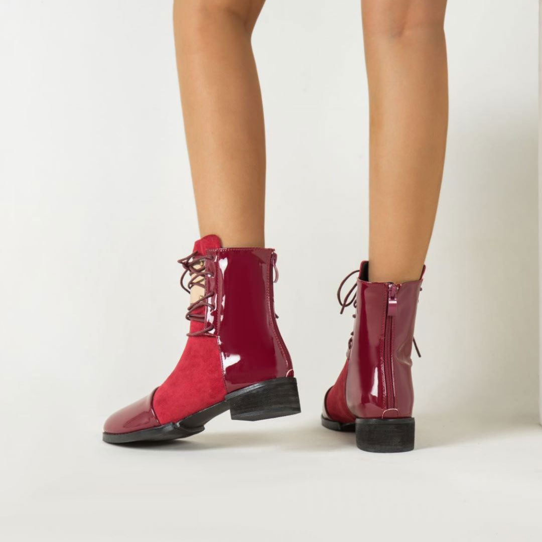 Ankle Boots mit Metallbesatz und Schnürung - Rot