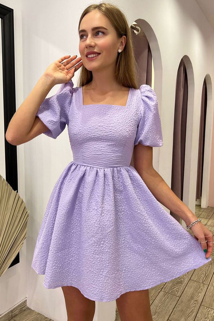 Vestido mini skater de seersucker con escote cuadrado, mangas abullonadas y cordones en la espalda - Lila