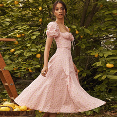 Bedrucktes Maxi-Sommerkleid mit Puffärmeln und hohem Schlitz - Rosa