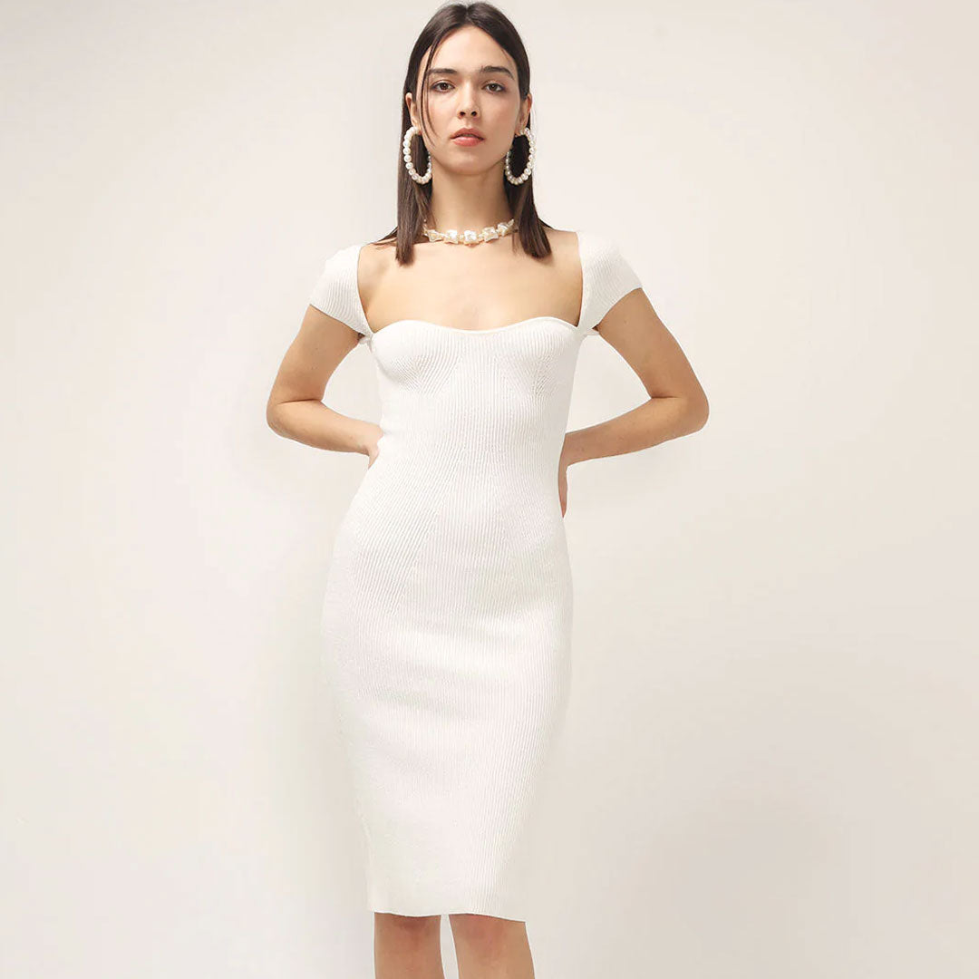 Elegante vestido midi ajustado de punto acanalado con escote corazón y mangas cortas - Blanco