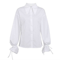 Encantadora blusa con cuello en punta, botones, hombros caídos y mangas obispo - Blanca