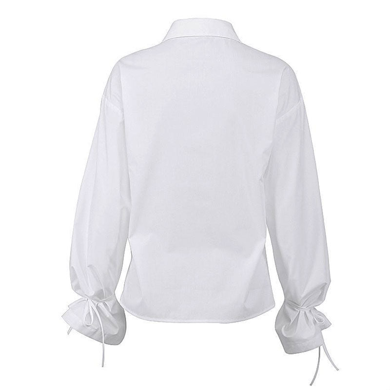 Encantadora blusa con cuello en punta, botones, hombros caídos y mangas obispo - Blanca