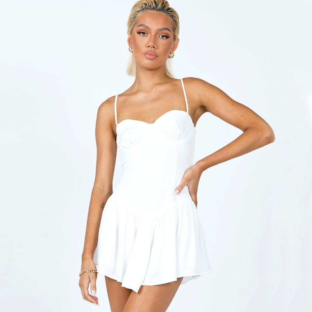 Schmeichelndes Mini-Slip-Sommerkleid mit Rüschenbesatz - Weiß