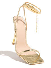 Sandalen mit eckiger Zehenpartie und Knöchelriemen