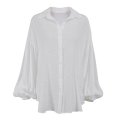 Camisa texturizada con hombros caídos, mangas obispo, cuello abotonado - Blanca