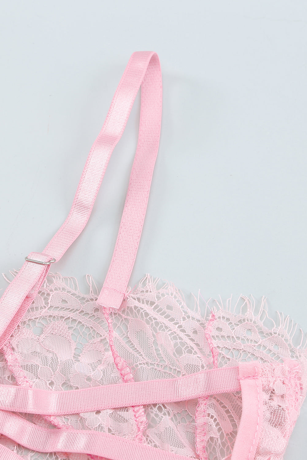 Rosa Bralette-Set aus Spitze mit Wimpernbesatz und Strumpfgürtel