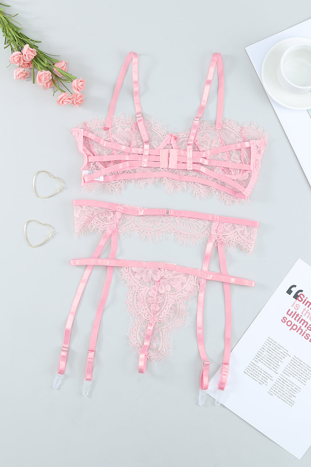 Conjunto de bralette de encaje con ribete de pestañas rosas y liguero